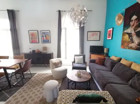 Attractive 3-bedroom duplex apartment in the heart of Sète, between Les Halles and the canal.