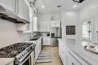 Charming Escape with Modern Amenities - Stylish Cozy Haven Hotels in Oakland