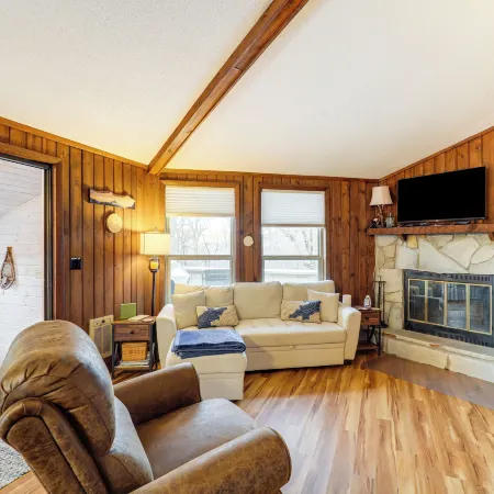 1/2 Mi to Skiing! Beech Mountain Cabin w/ Deck