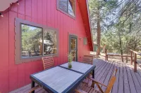 Decks + Fire Pit: Rustic-Modern Overgaard Cabin! - 3 estrellas
