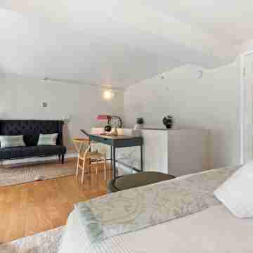 Bright & Modern Condo By Yale 3 Bedrooms,GYM, AC, Prime Location Rooms