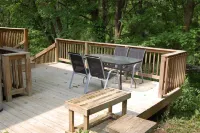 Charming Crow Hill Cottage in welcoming Richland Center with BLOSSOMING garden