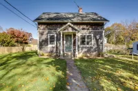 Cozy Historic Wakefield Home Close to Beaches - Pet friendly