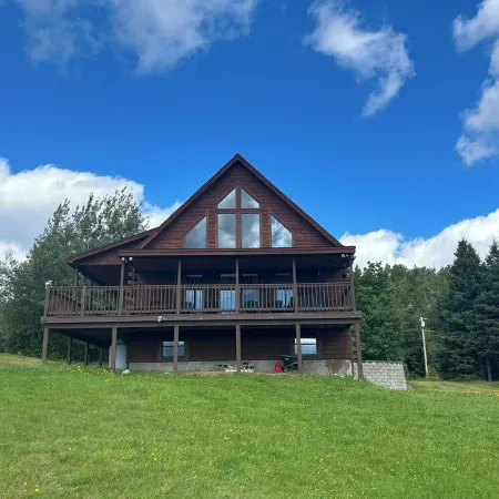 High View Lodge, log chalet with unparalleled views of Western Maine Mountains Отели в г. Юстис