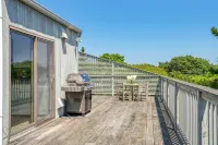 MCM Beach house in exclusive Amagansett dunes minutes from beach path