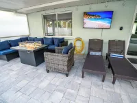 BRAND NEW, COVERED Heated Pool, Baja Ledge, Hot Tub, Large home PS5, WIFI, AC Hotels in Apollo Beach