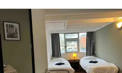 Family house nearby train, Amsterdam and Schiphol Hotel in zona Haddock Watersport