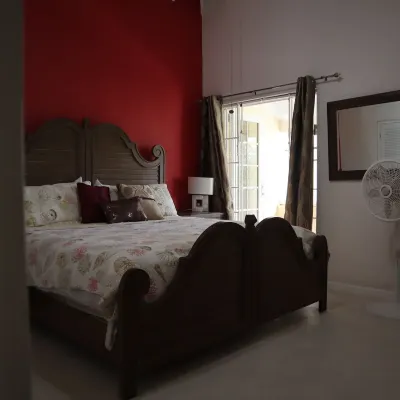 Spacious 3-bedroom apartment within a beautiful oasis along the South Coast. Các khách sạn ở Hastings