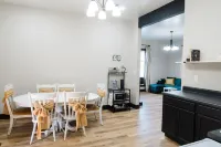 Charming 2-bedroom bungalow plus full size bed, and outdoor space. Hotels in Olney