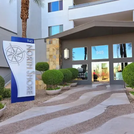 Luxury Charming 2-bedroom condo in Tempe Town Lake , pool, gym, car garage WiFi