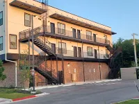 Charming 2-Bedroom Apartment in Downtown Manor Hotels in Manor