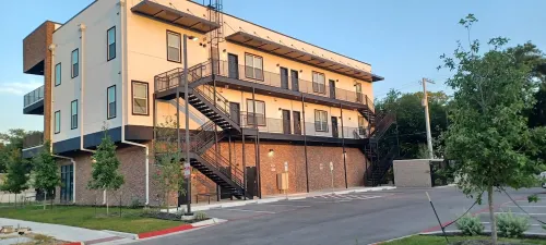 Charming 2-Bedroom Apartment in Downtown Manor Hotels in Manor