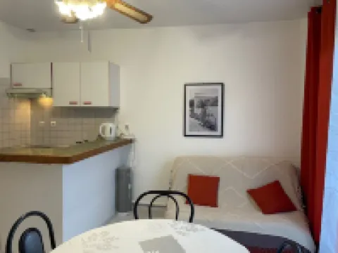Apartment F2 with small garden on first floor, quiet, 200 m cure Hotels in Lamalou-les-Bains