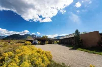 Northstar, a 4 bed house with pool, sauna, hot tub, in enchanting Arroyo Seco. Hotels in Arroyo Seco