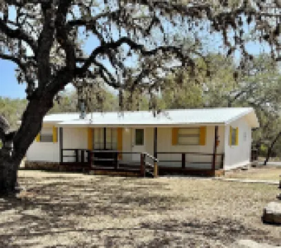 Cute, Secluded cabin in the Woods, 2 miles from Garner State Park