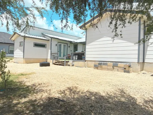 Spacious Custom Modern 4-bedroom 4-baths house with BBQ in charming Converse