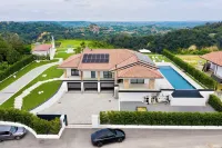 Villa di  m² con 1 camera(e) e 6 bagno(i) privato(i) in zona Monteu Roero