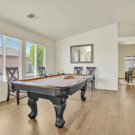 CASA AZUL 3-bedroom house in delightful Indio with WiFi, hot tub, golf course