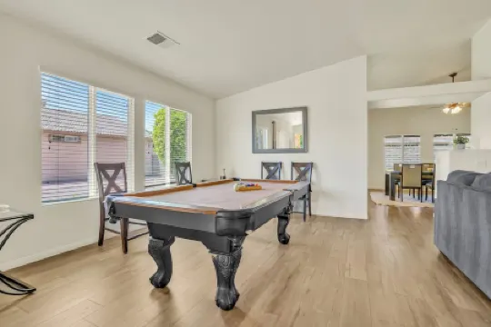 CASA AZUL 3-bedroom house in delightful Indio with WiFi, hot tub, golf course