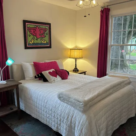 Charming 2-bedroom house with WiFi, AC in welcoming Monroe