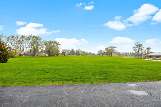 Pet Friendly/RedStudio1116F/FastWiFi/BigTV/FreePKG/near Downtown Aurora.