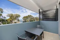 Top Floor Studio Unit in Urangan Ocean Harbour Views Pool Spa