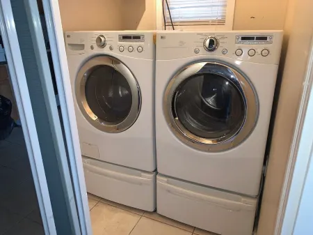 Spacious 3-bedroom apartment with WiFi, AC in amazing Everett Отели в г. Эверетт