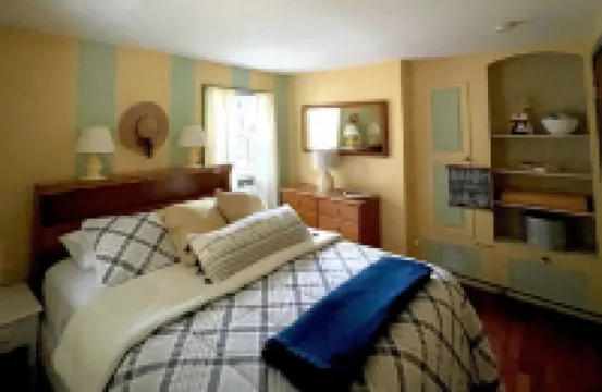 River front house with HOT TUB! 奧西皮酒店