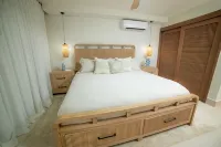Charming 1 k-bedroom+1 sofa bed, 2 f-bath/kitchen/beachfront/pool/w Wi-fi condo