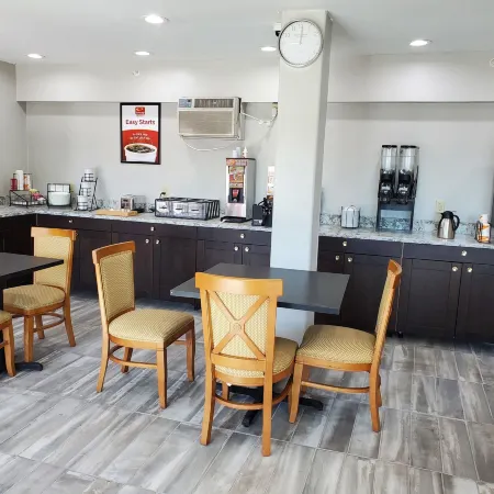 Econo Lodge Inn & Suites Mason City - Clear Lake