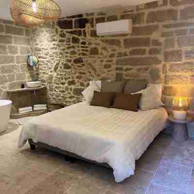 Stone-built cocoon in the center of the village, roof terrace and whirlpool bath Rooms