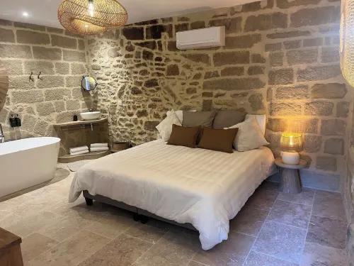 Stone-built cocoon in the center of the village, roof terrace and whirlpool bath Hotel a Saint-Quentin-la-Poterie