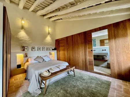 Haven of peace in the Garraf: 18th-century masia, sea view & exceptional light