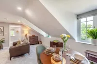 Leck Beck Loft one bed luxury apartment, private garden, dining area & Hot Tub.