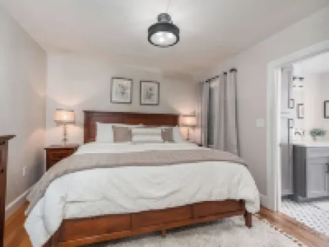 Beautifully Remodeled Colonial Charmer - 3 Bed, 2 Bath Near Tuscan Village! Hoteles en Salem