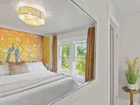 Stylish Little Gem Upper Unit, with King Bed close to State Fair and AmFam Field Hotels in West Allis