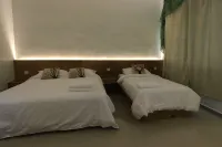 Tung's Tropika - with a wooden hut by a lake Hotels in Lahat