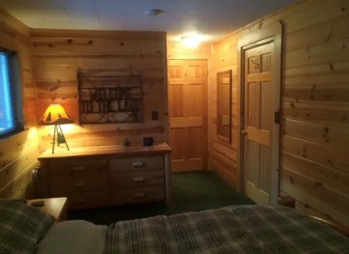 Cozy Almanor Lakefront 2 Bed / 2 Bath Cabin. Boat Ramp and Boat Slip Included