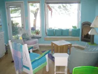 Waterfront cottage on the shores of Lake Erie. Beautiful lake front views! Hotel a Evans