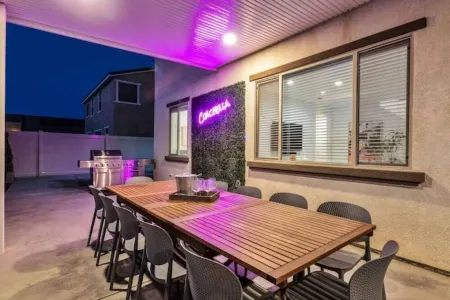 The Chateau- Pool, Spa, BBQ, Fire pit, Sleeps 19