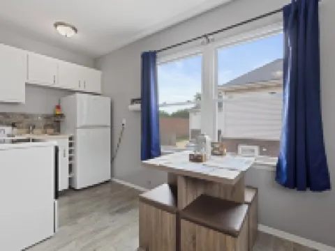 Rustic Spacious Studio/Aurora area/Sleeps 2/Pet Friendly/FREE WI-FI & Parking 奧羅拉酒店