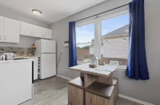 Rustic Spacious Studio/Aurora area/Sleeps 2/Pet Friendly/FREE WI-FI & Parking