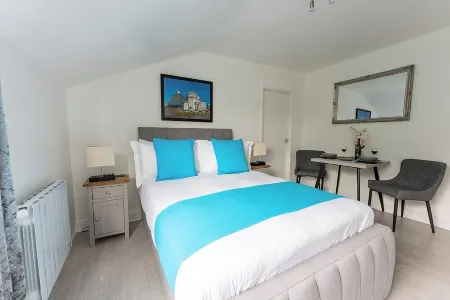 Located close to the city centre with free parking available. Отели рядом с достопримечательностью «Wightwick Manor and Gardens»