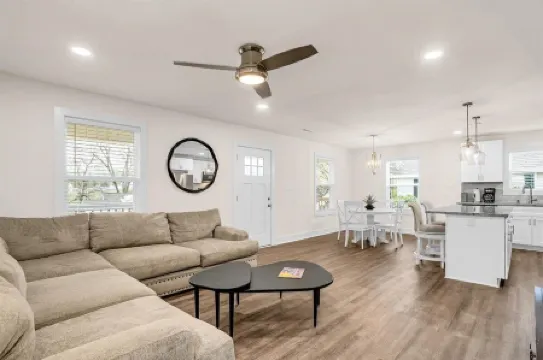 Greer Urban Retreat 3-bedroom house near DT Greer!