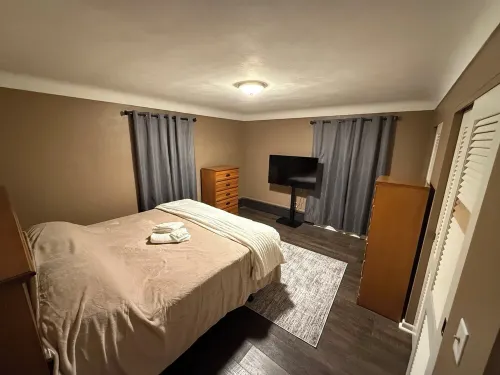 Luxury 2BR with spa bath, huge kitchen & living room—prime Toledo location!