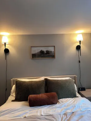 TRAVERS READY!Stylish 3 bedroom Saratoga Lake House