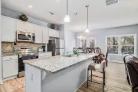 Charming 3-bedroom townhome with WiFi, AC in lovely Lawrenceville