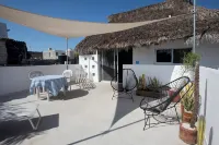 Charming rooftop bungalow 1 block from the beach!