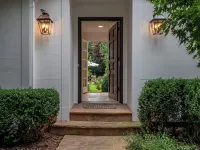 Charming 5-bedroom home.  AC and WiFi,swimming pool. walk to town and beach