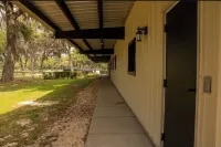 Charming 1-bedroom apartment on private farm with pond- boarding available Hotels near Grand Lake Golf Course